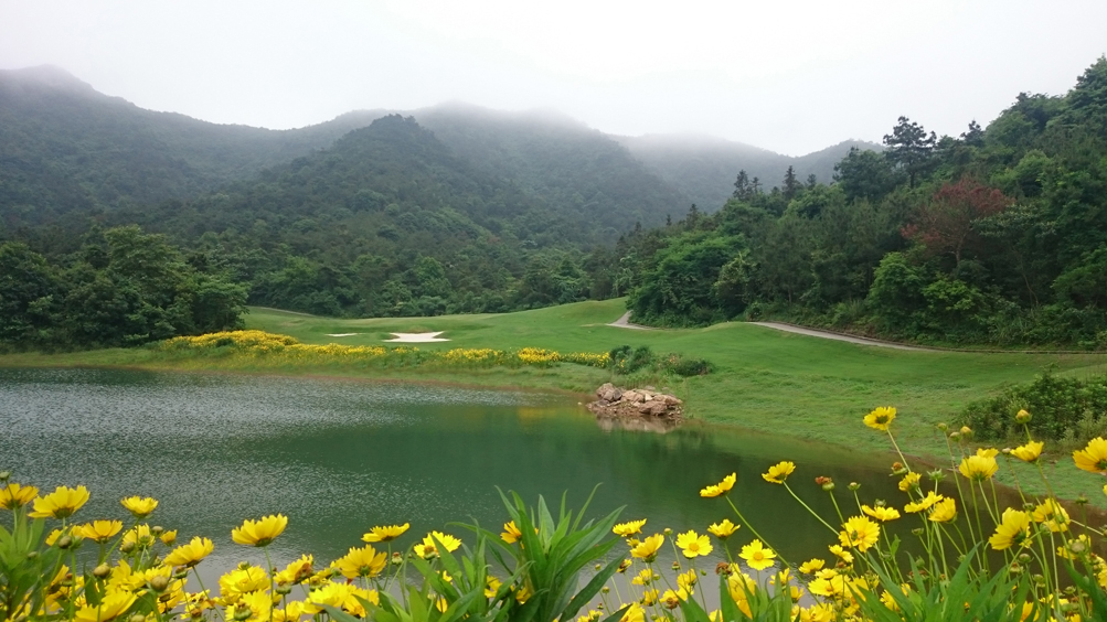 启新绿色世界高尔夫球会