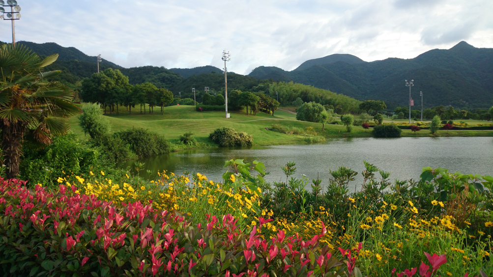 启新绿色世界高尔夫球会