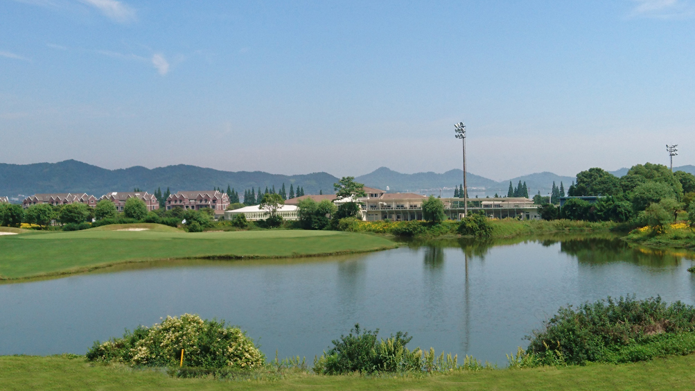 启新绿色世界高尔夫球会