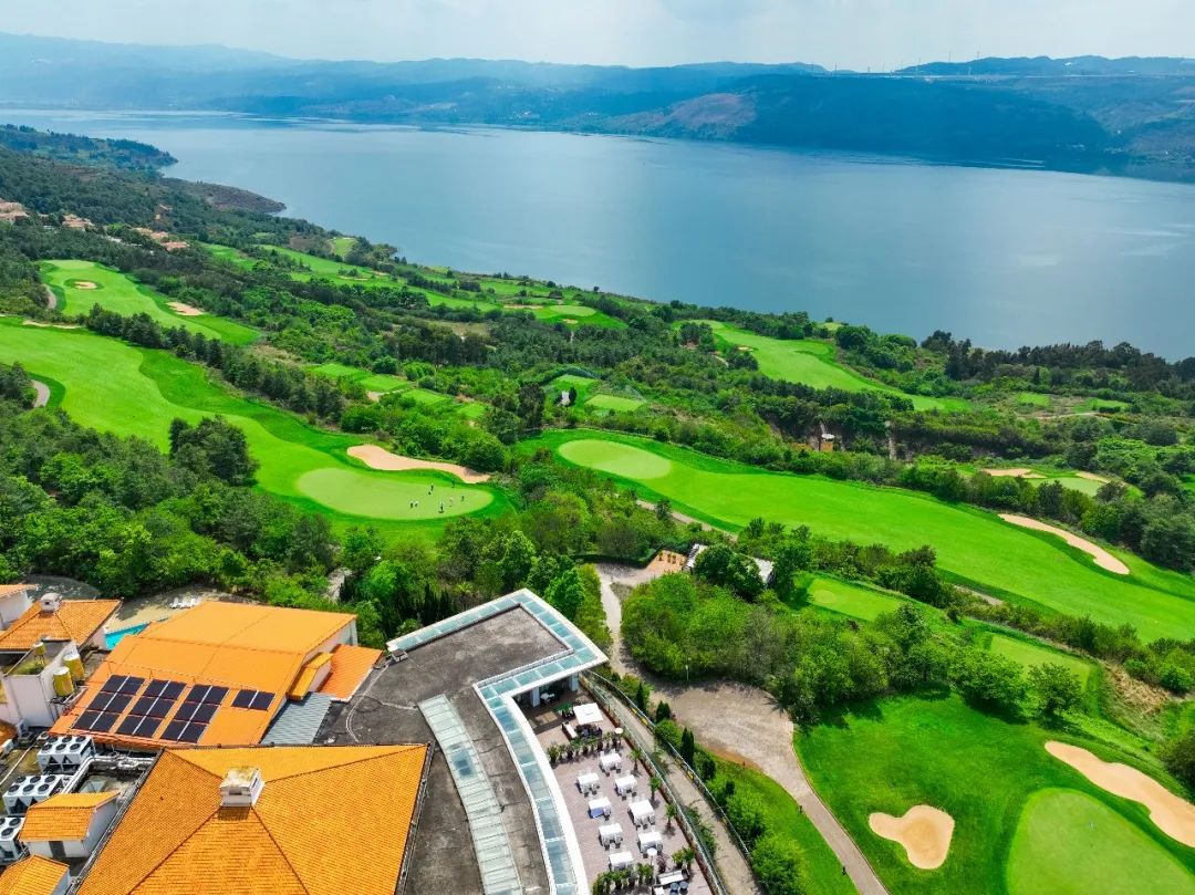 春城湖畔高尔夫球会
