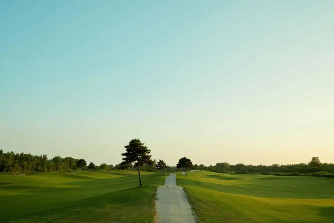 东方双鹰高尔夫球会