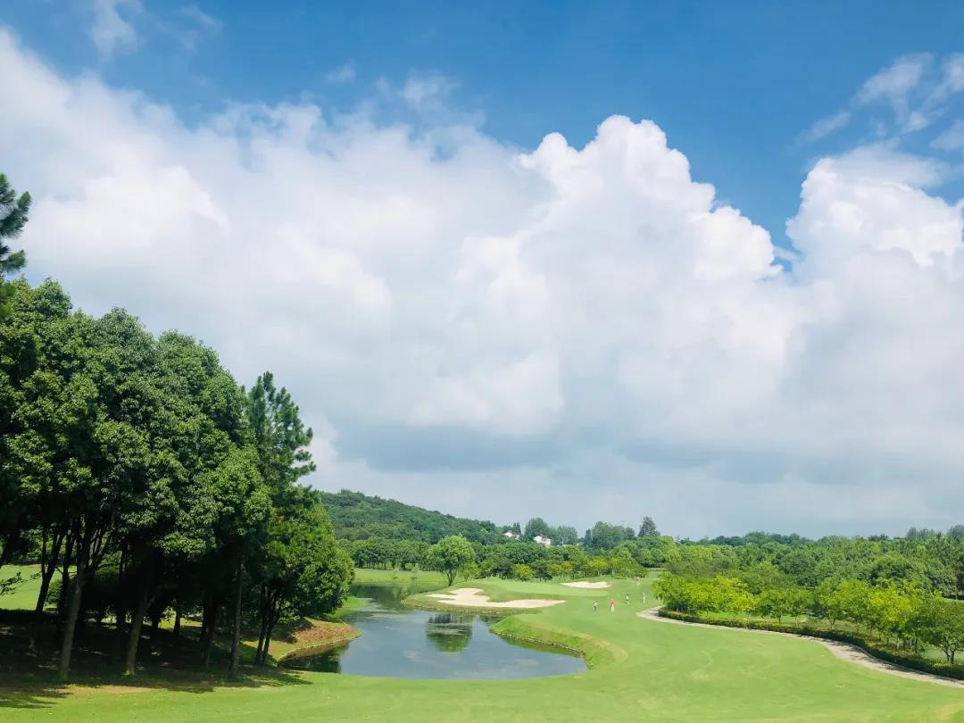 龙山湖高尔夫球会
