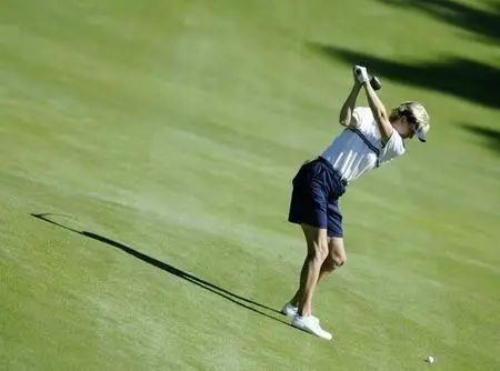 高尔夫技巧-各种困难球位打法