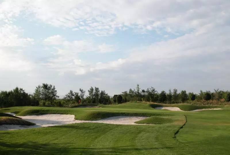 新疆雪莲山高尔夫球会