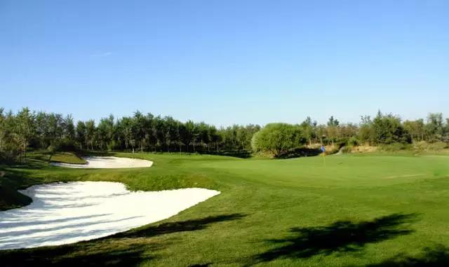 新疆雪莲山高尔夫球会