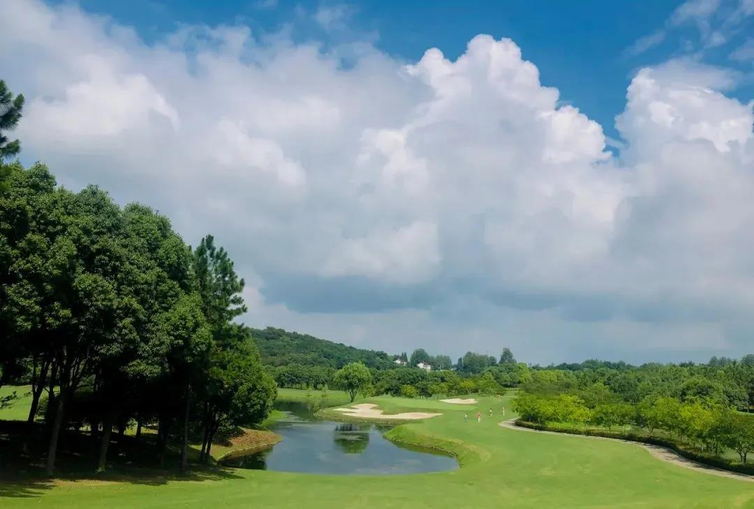 龙山湖高尔夫球会