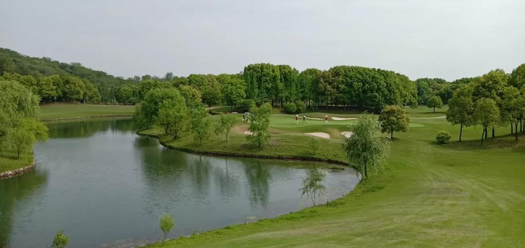 龙山湖高尔夫球会