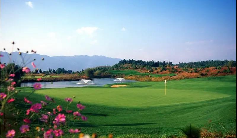 春城湖畔高尔夫球会